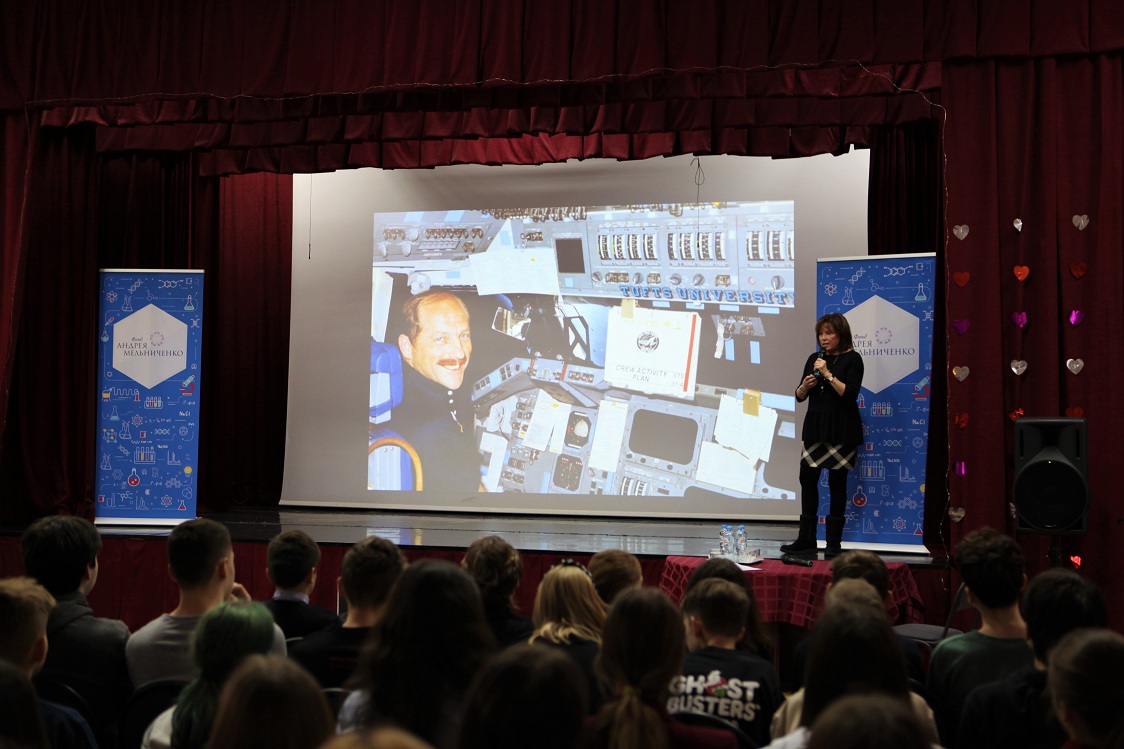 Фонд Андрея Мельниченко - Американский астронавт Анна Фишер встретилась с российскими школьниками и студентами