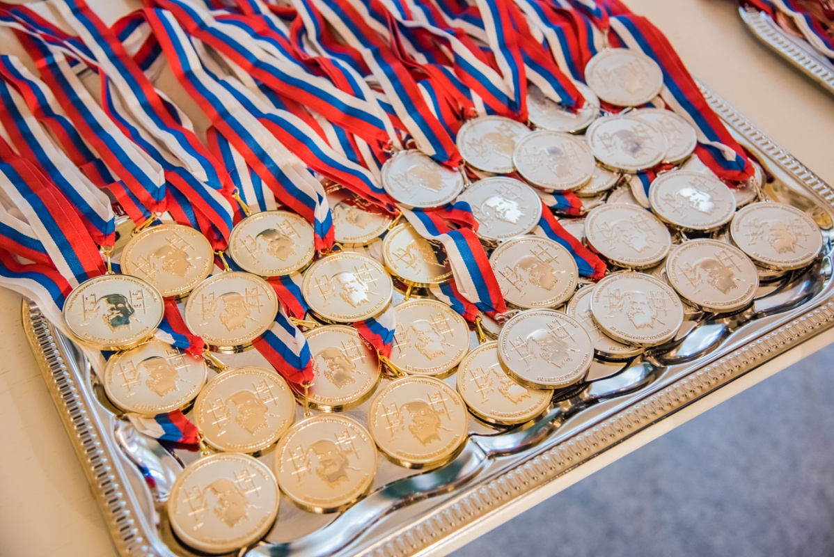 Фонд Андрея Мельниченко - Российские школьники завоевали 8 золотых медалей Менделеевской олимпиады по химии